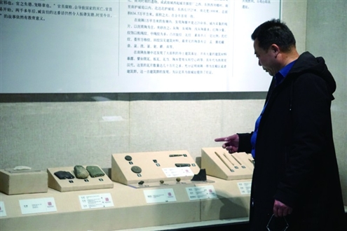 郭立向记者介绍相关文物